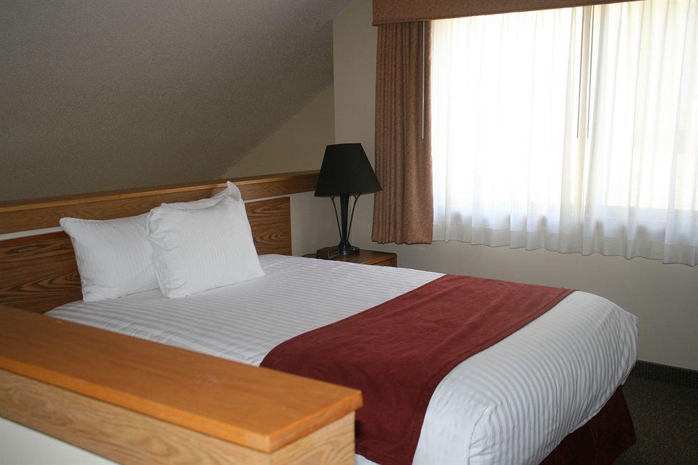 Sterling Hotel And Suites Clive Extérieur photo