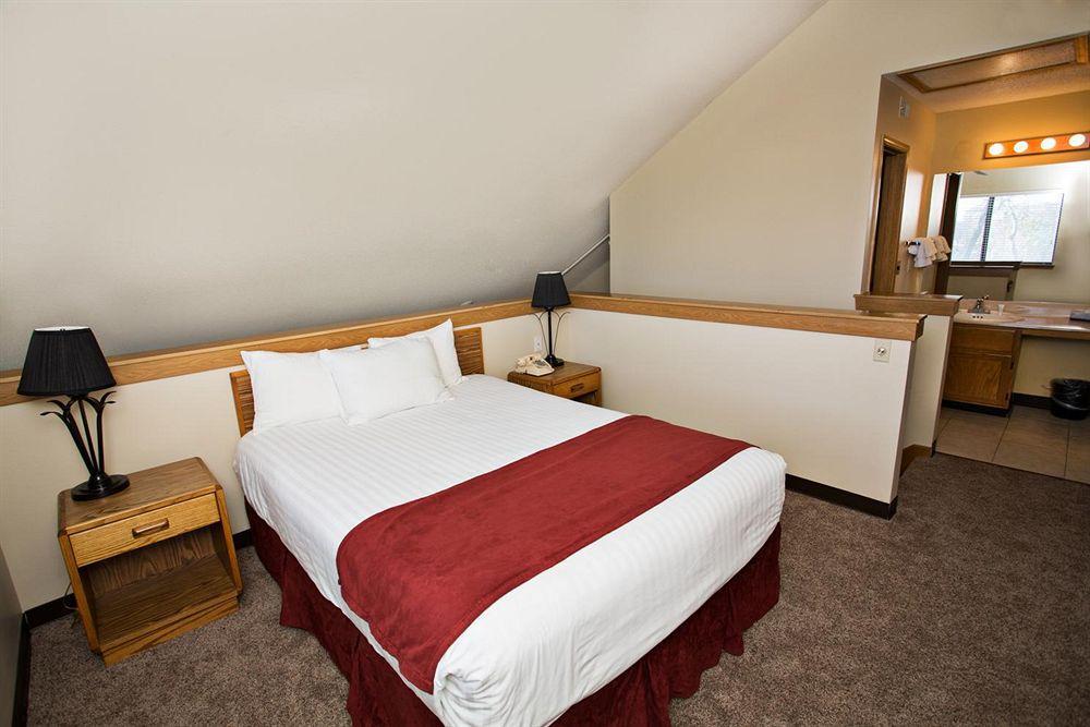 Sterling Hotel And Suites Clive Extérieur photo