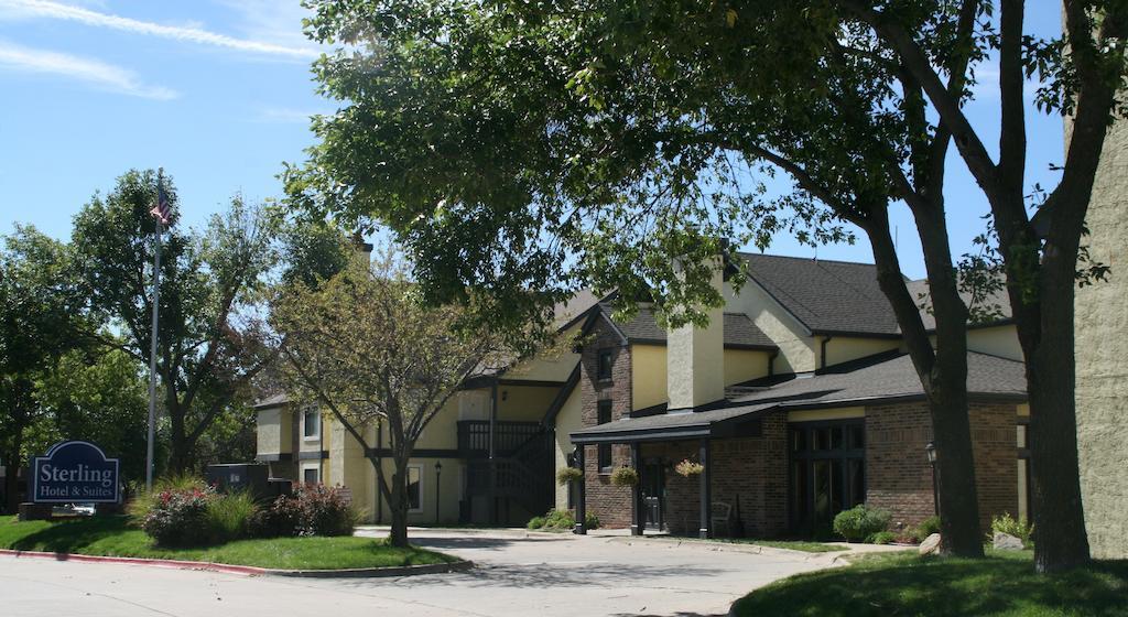Sterling Hotel And Suites Clive Extérieur photo