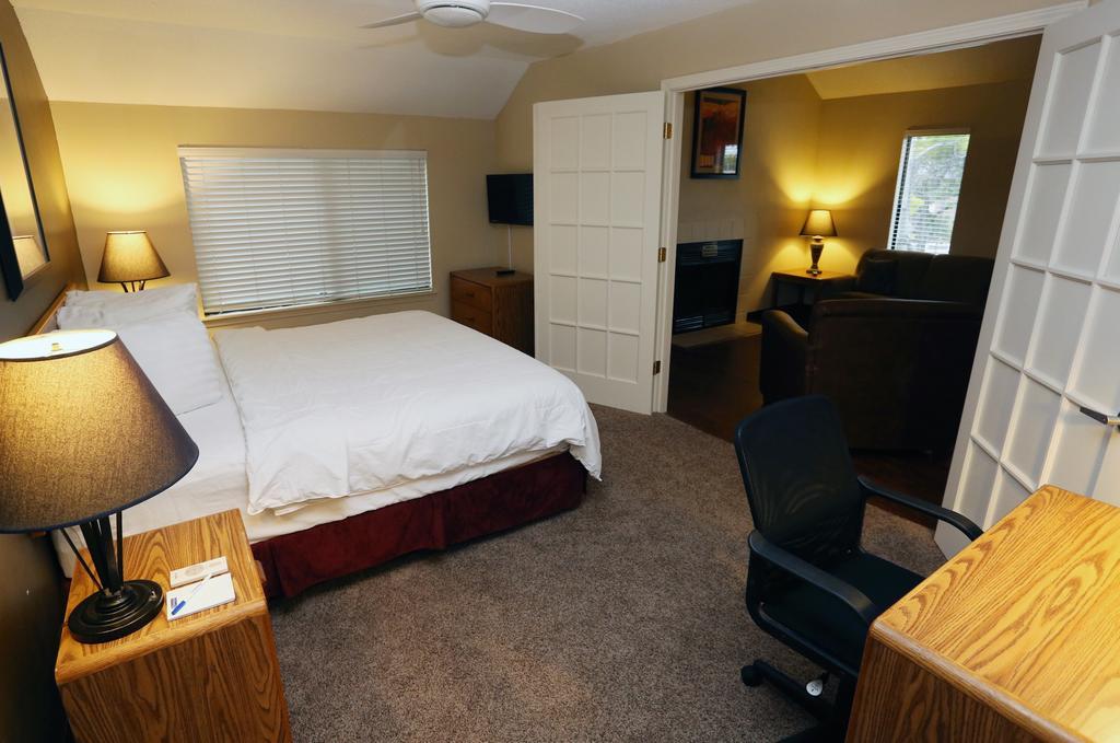 Sterling Hotel And Suites Clive Extérieur photo