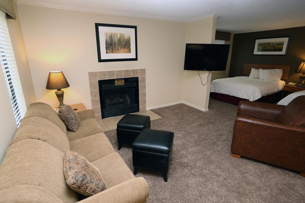Sterling Hotel And Suites Clive Extérieur photo