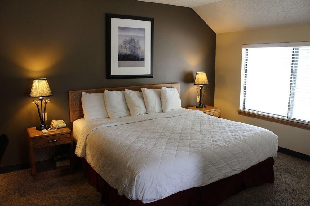 Sterling Hotel And Suites Clive Extérieur photo