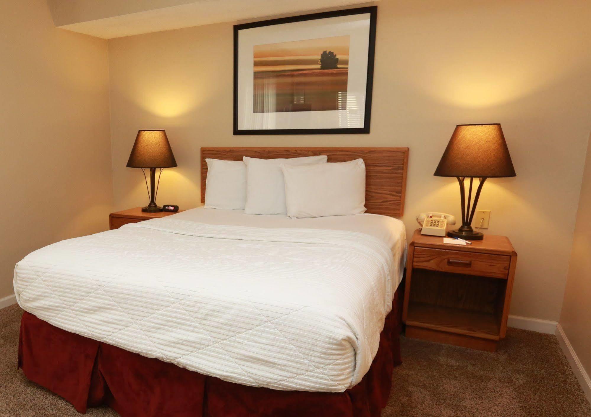 Sterling Hotel And Suites Clive Extérieur photo