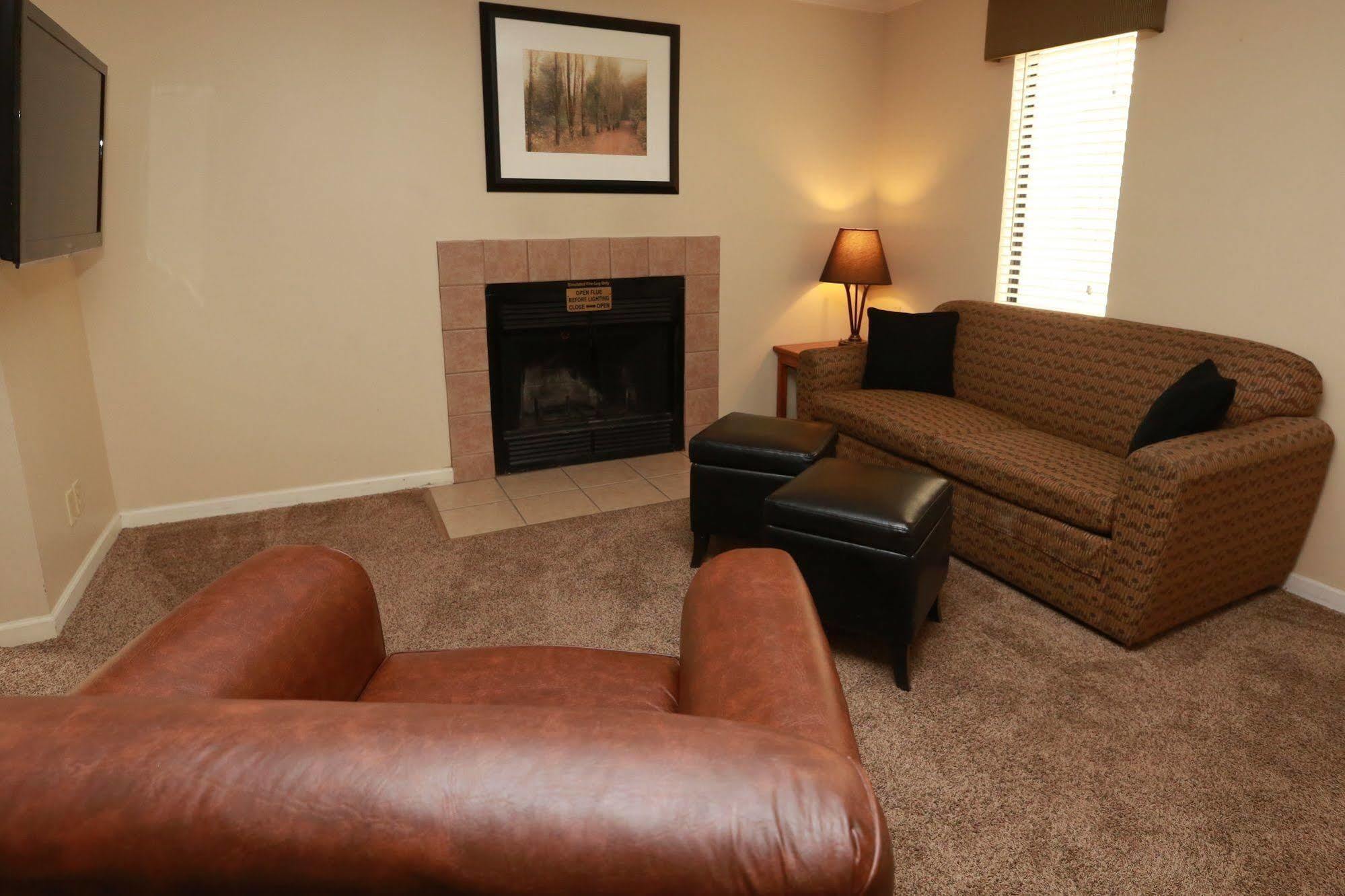 Sterling Hotel And Suites Clive Extérieur photo