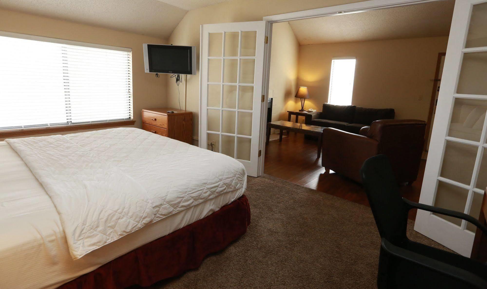 Sterling Hotel And Suites Clive Extérieur photo