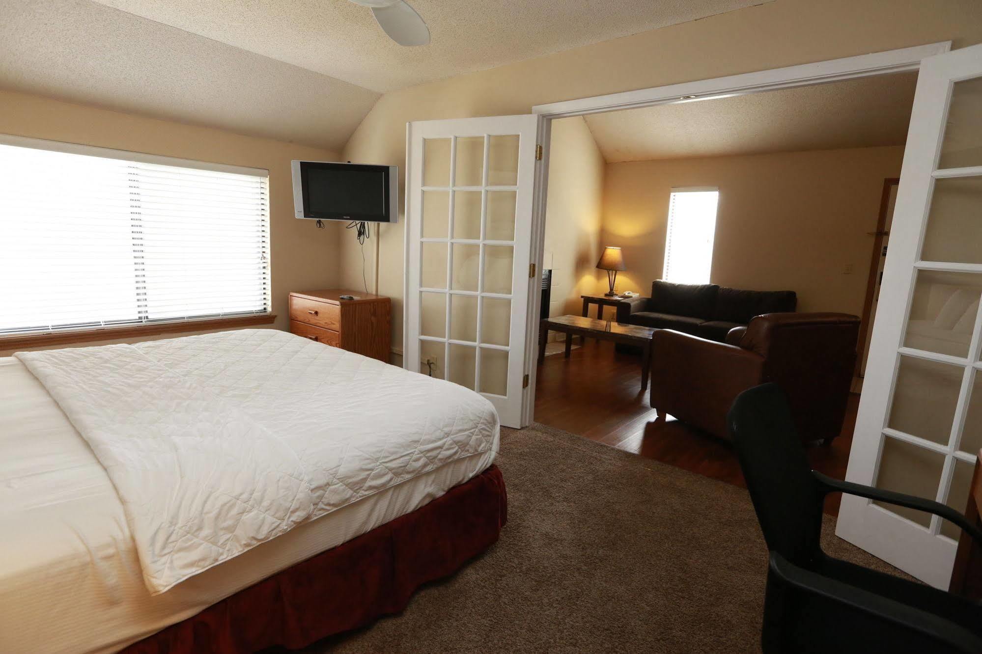 Sterling Hotel And Suites Clive Extérieur photo