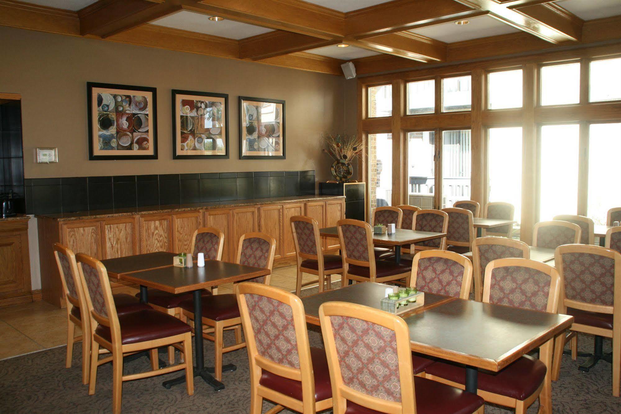 Sterling Hotel And Suites Clive Extérieur photo