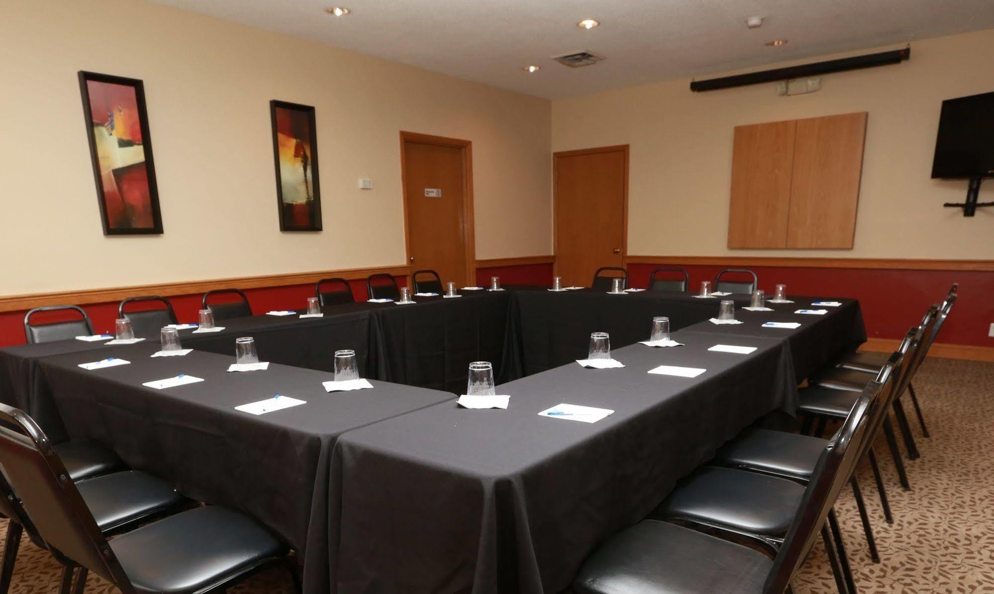 Sterling Hotel And Suites Clive Extérieur photo