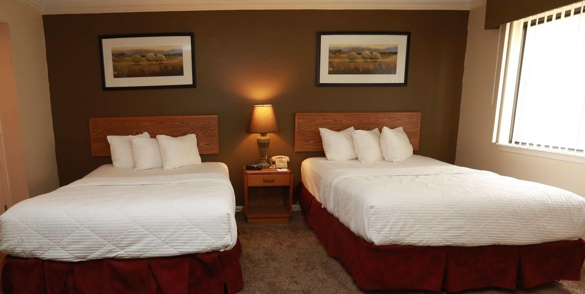 Sterling Hotel And Suites Clive Extérieur photo