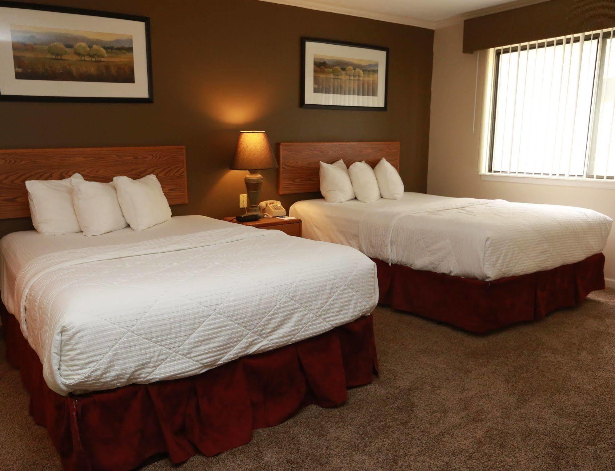 Sterling Hotel And Suites Clive Extérieur photo