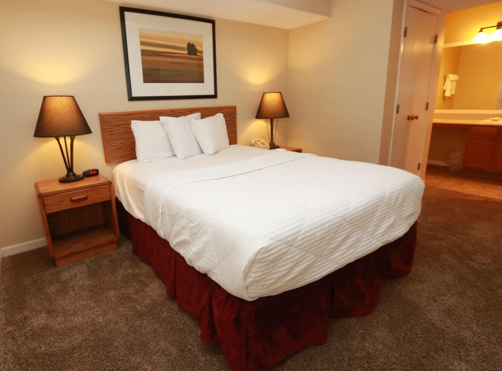 Sterling Hotel And Suites Clive Extérieur photo