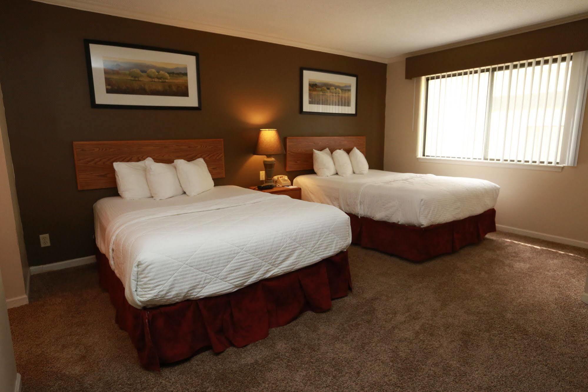 Sterling Hotel And Suites Clive Extérieur photo