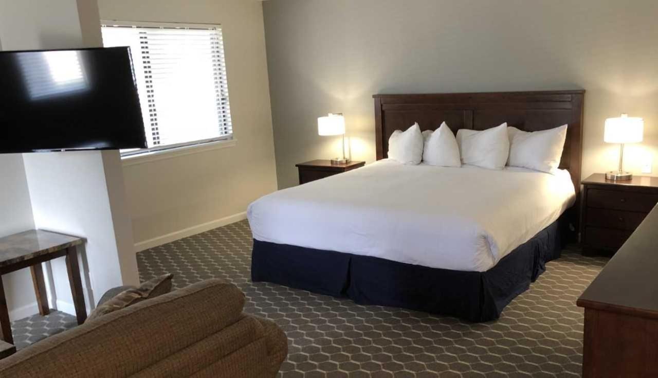 Sterling Hotel And Suites Clive Extérieur photo