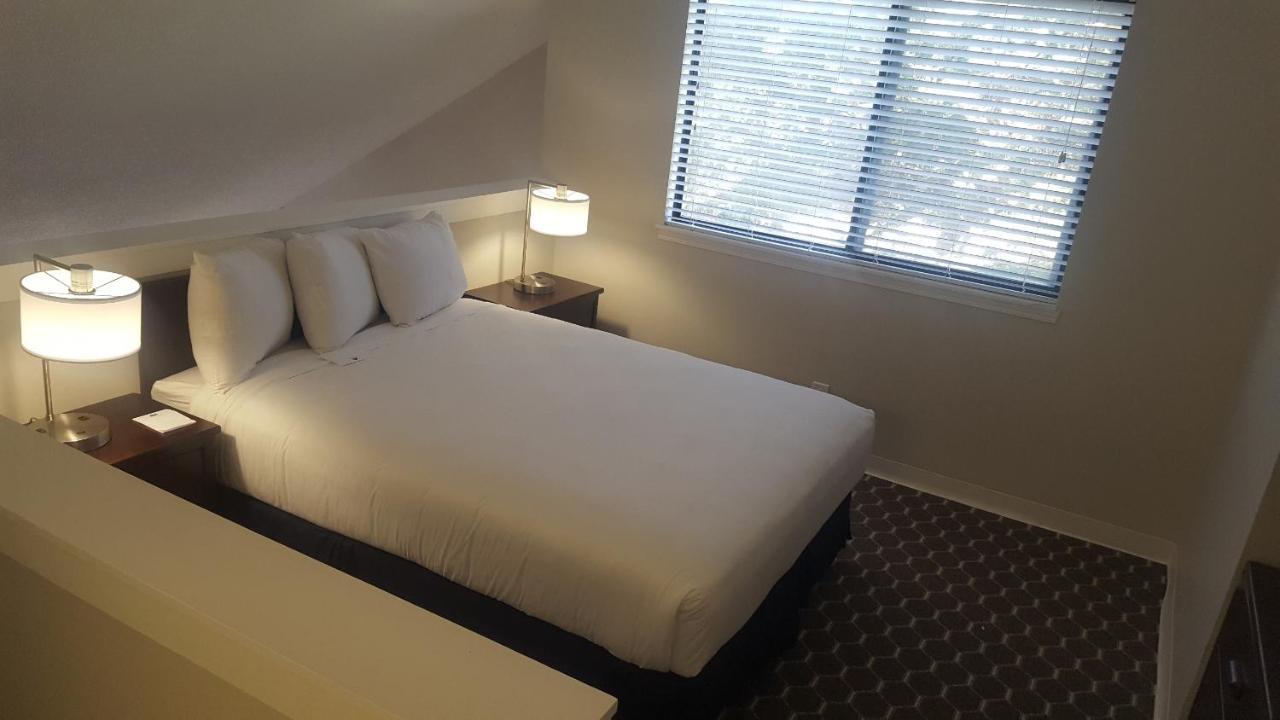Sterling Hotel And Suites Clive Extérieur photo