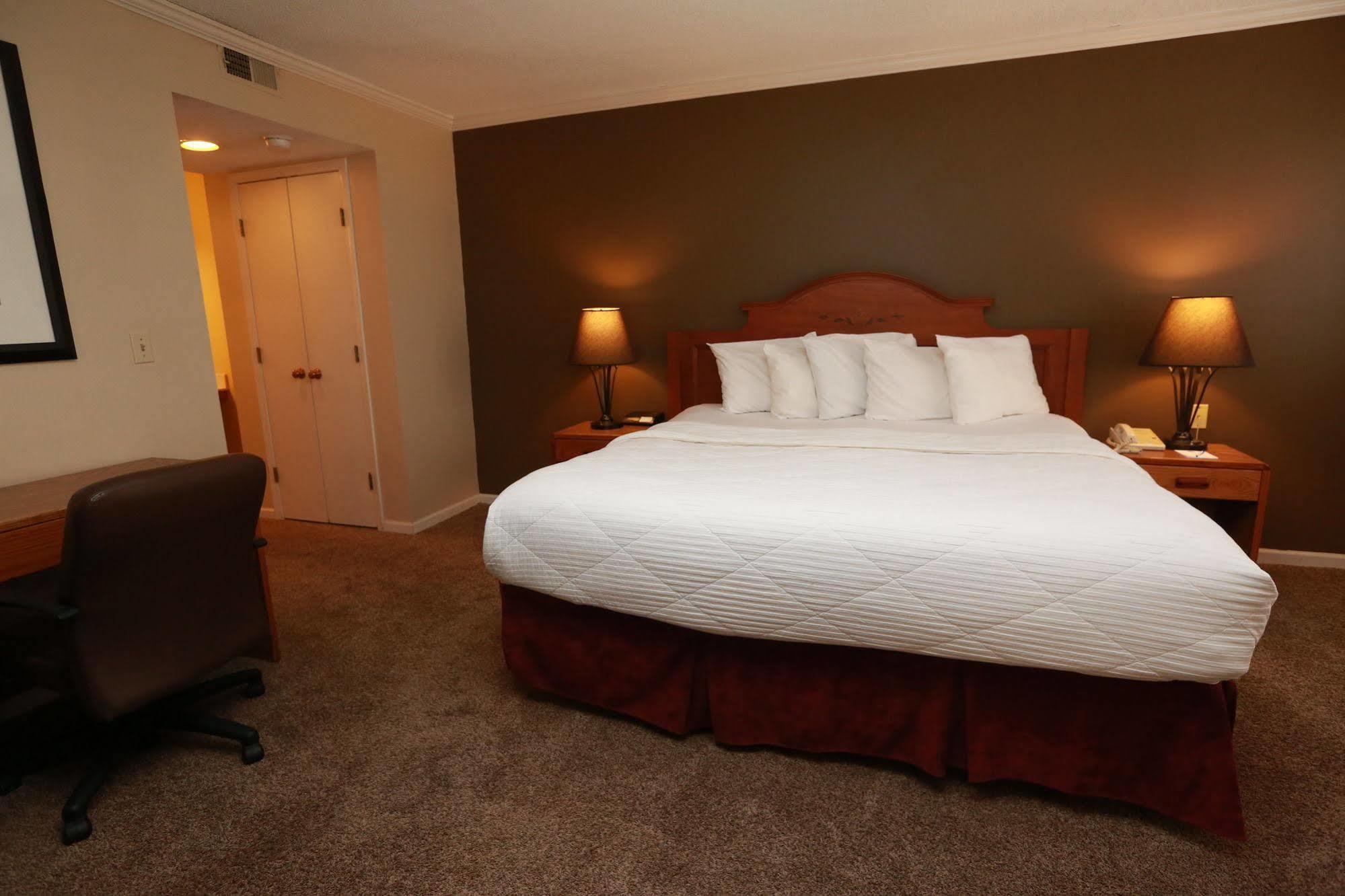 Sterling Hotel And Suites Clive Extérieur photo