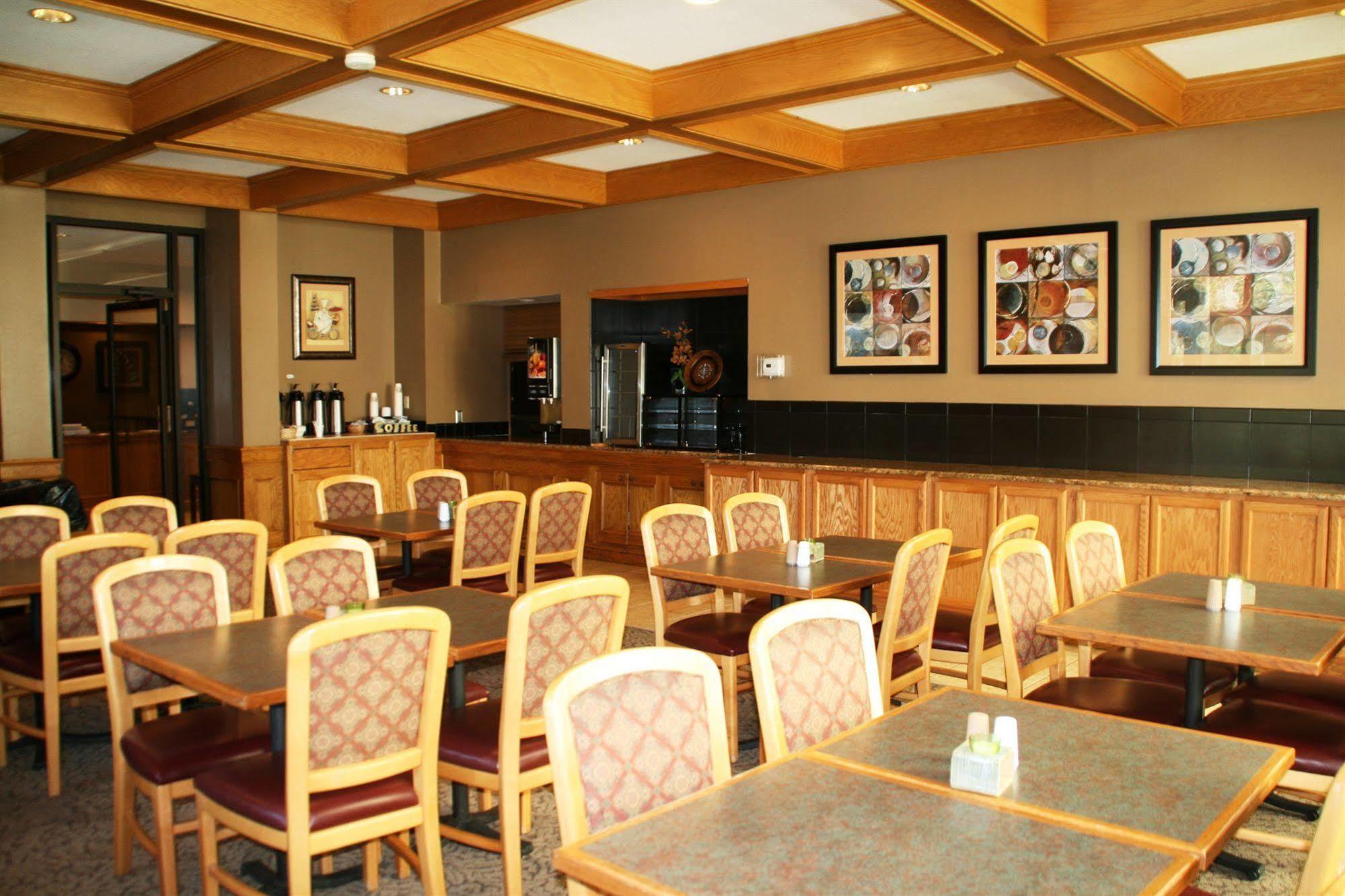 Sterling Hotel And Suites Clive Extérieur photo
