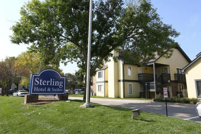 Sterling Hotel And Suites Clive Extérieur photo