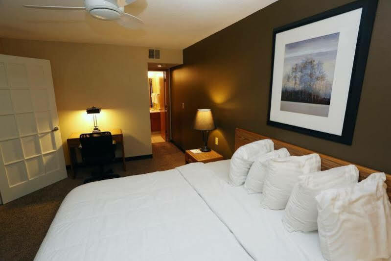 Sterling Hotel And Suites Clive Extérieur photo
