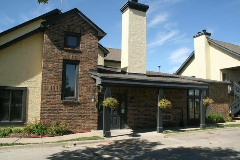 Sterling Hotel And Suites Clive Extérieur photo
