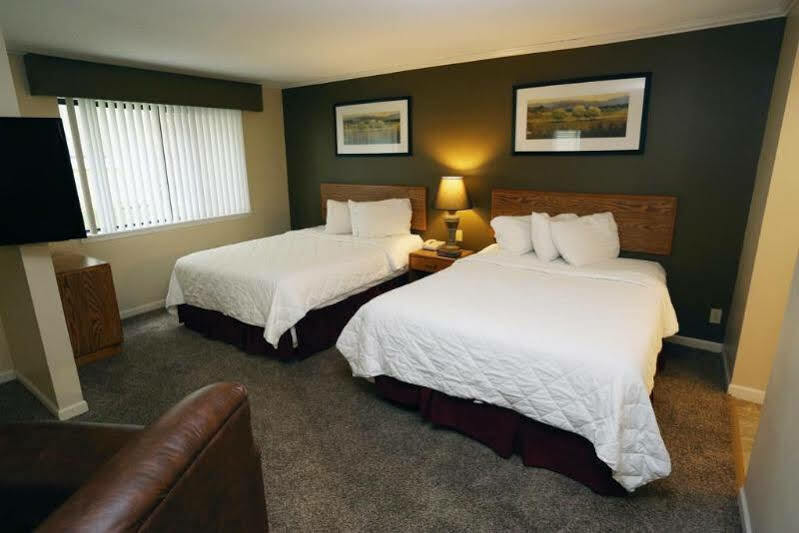 Sterling Hotel And Suites Clive Extérieur photo